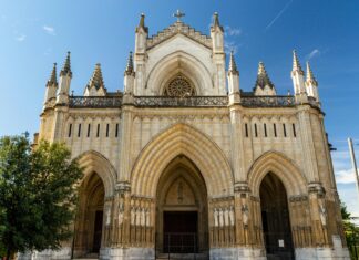 Elektrikli Araba Motoru Nedir ve Geleceği Nasıl Şekillendiriyor?